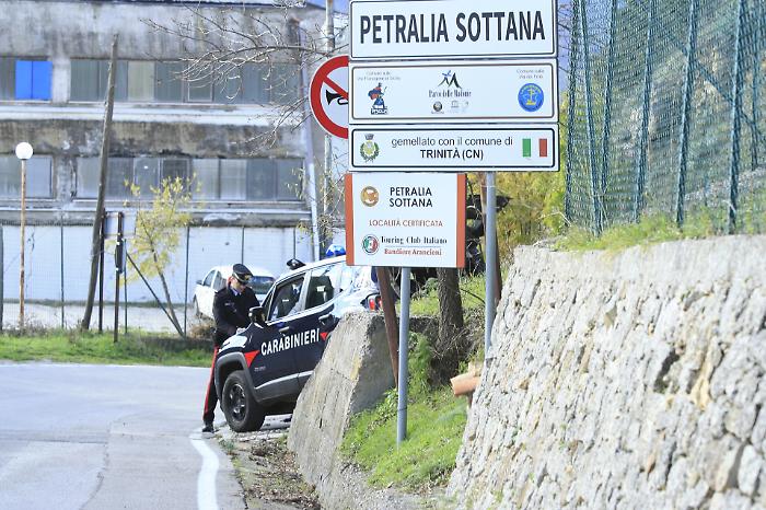 Rubano rame e tentano la fuga investendo due carabinieri, arresti nel Palermitano