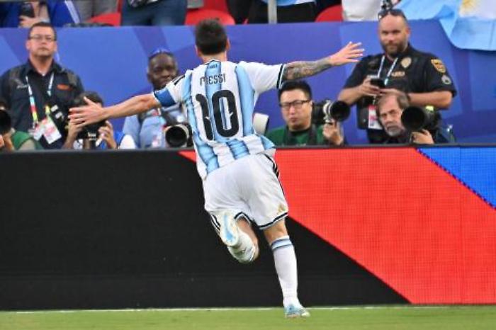 Imprendibile Messi, tripletta all'esordio: l'Argentina strapazza l'Algeria