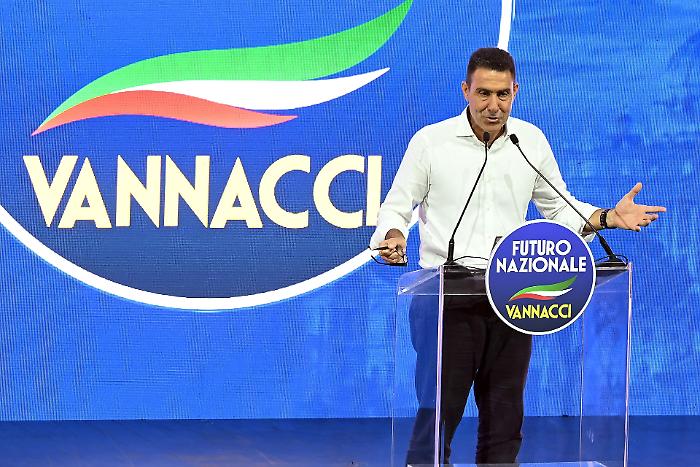 Il grande sorpasso: cos&igrave; Vannacci si sta mangiando la Lega 