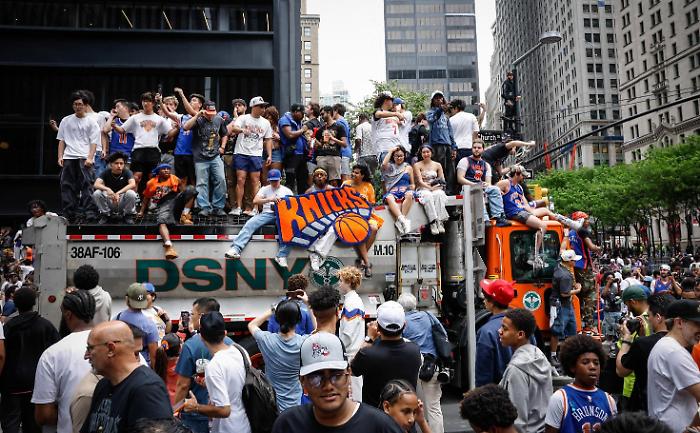 Marea umana a Manhattan: due milioni in strada per il sogno dei Knicks 