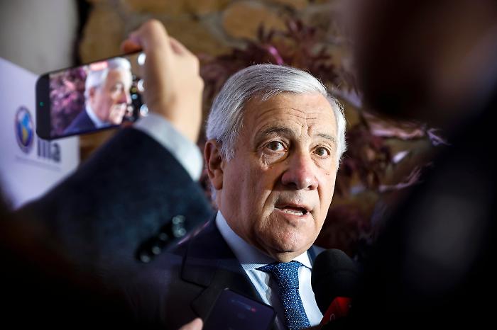 Trump-Meloni diventa un caso diplomatico, Tajani annulla la visita negli Usa. Solidariet&agrave; trasversale alla premier