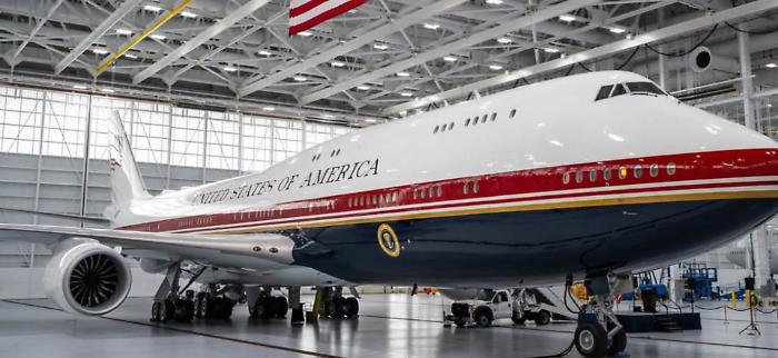 Donald Trump visita il nuovo Air Force One donato dal Qatar: primi voli preliminari