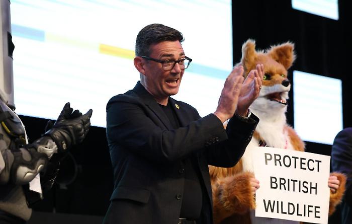 Regno Unito, Burnham torna in Parlamento: cos&igrave; potr&agrave; "sostituire" Starmer