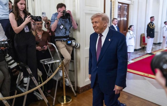 &laquo;Non ci sono limiti al mio potere&raquo;, dice Donald Trump. Che in un libro &egrave; &laquo;pi&ugrave; potente di Hitler, Stalin e Mao&raquo;