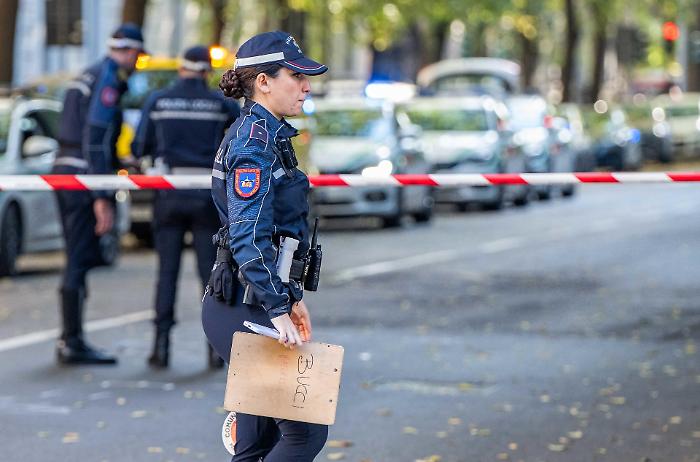 Milano, motociclista muore decapitato: aveva perso il controllo finendo contro un palo