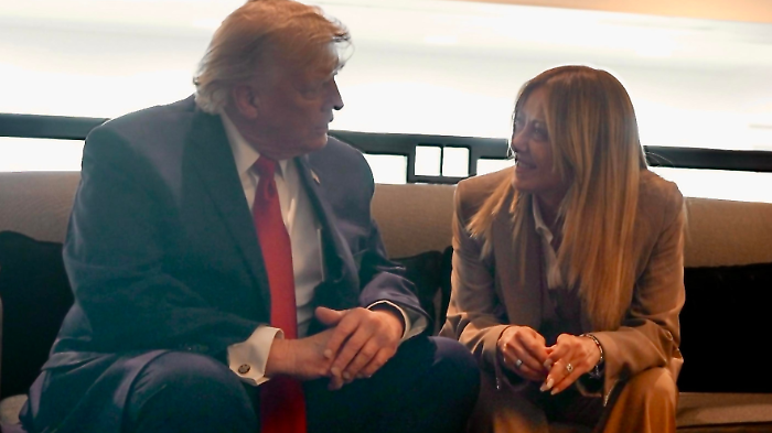 Trump torna ad attaccare la premier: &laquo;Meloni mi ha implorato di fare una foto con lei, mi ha fatto pena&raquo;. Bufera politica in Italia