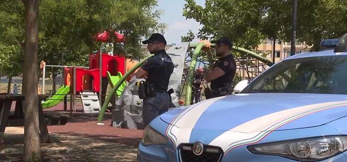 Incubo per due bimbi al parco giochi: un nigeriano ha tentato di strangolarli
