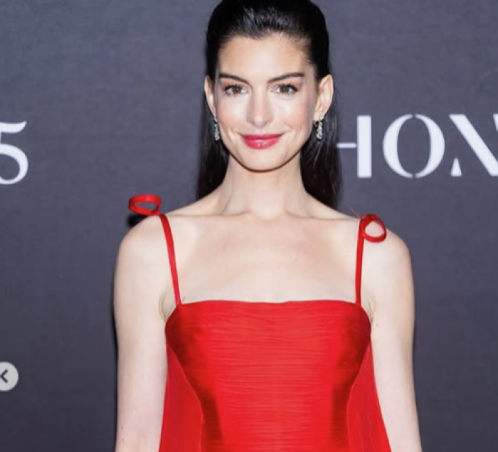 Anne Hathaway svela il pancione sui social: terzo figlio in arrivo