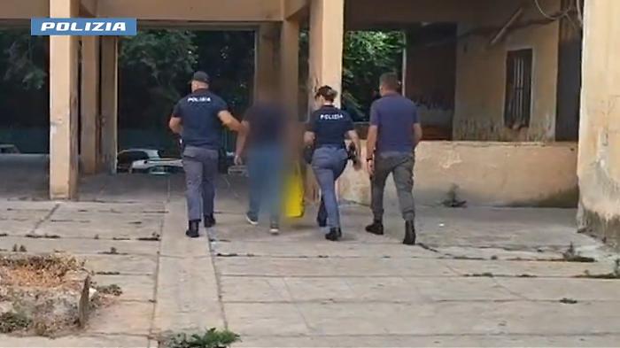 Blitz della polizia allo Zen 2 con ruspe ed esercito, arrestato un incensurato. Trovati hashish e una pistola clandestina