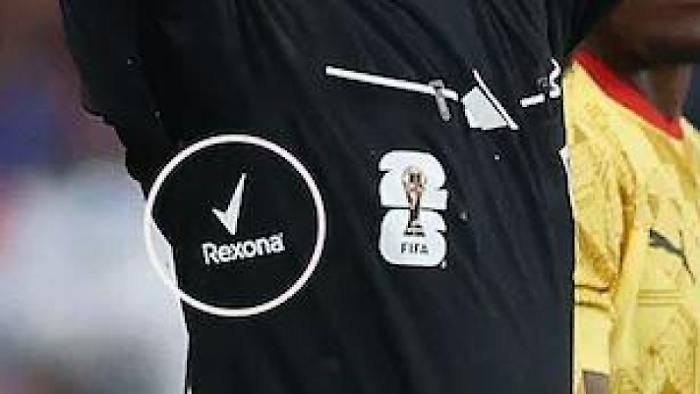 Problemi di sudorazione? Ci pensa la Fifa: deodorante sulle ascelle del quarto uomo