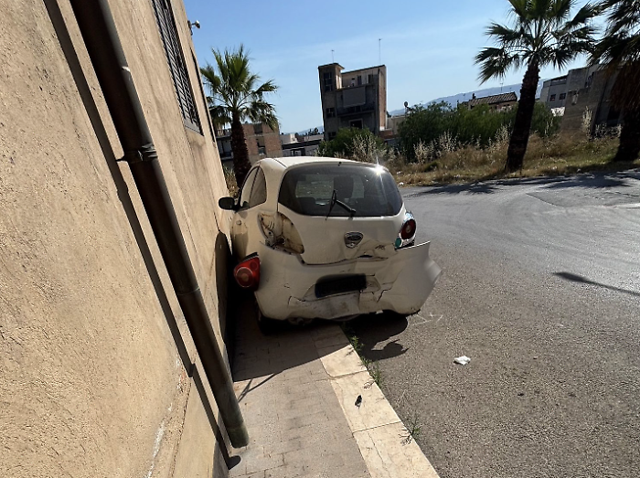 Vittoria, auto fuori controllo in via Milano: tranciata una tubazione del gas