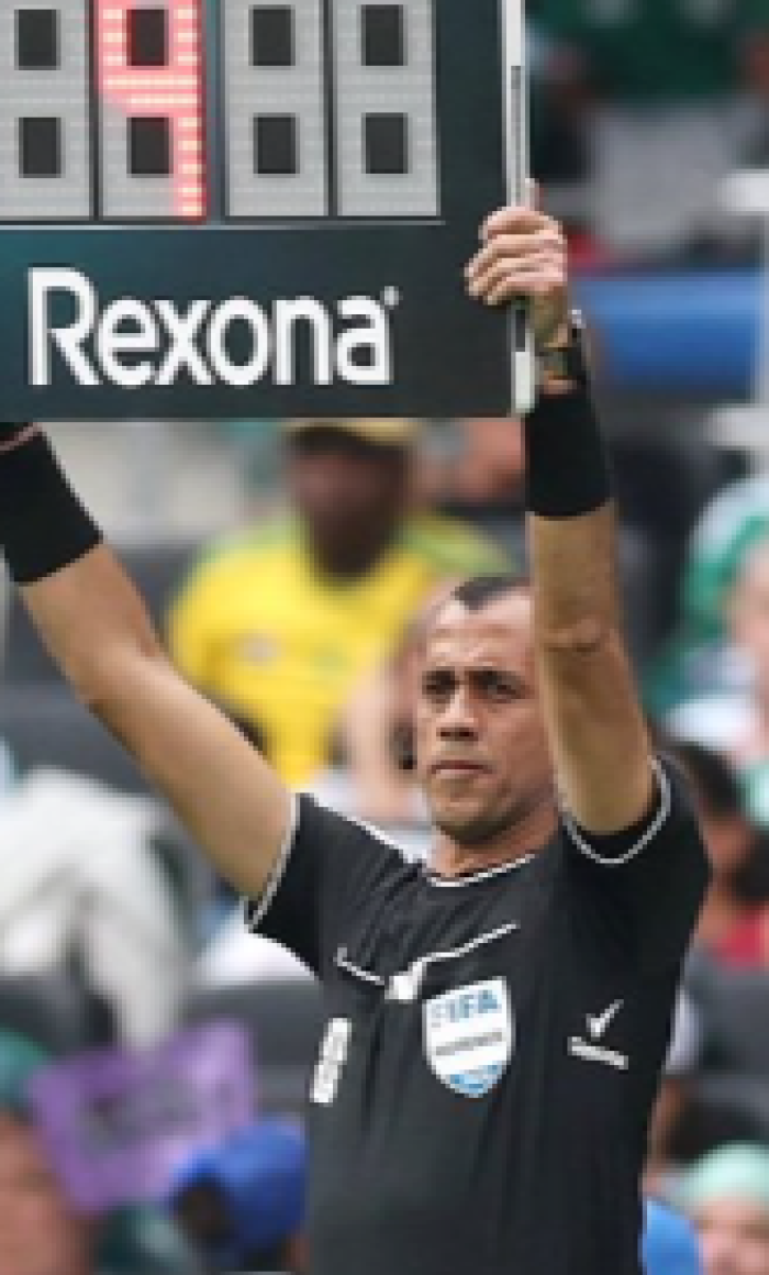 Problemi di sudorazione? Ci pensa la Fifa: deodorante sulle ascelle del quarto uomo