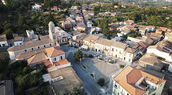 Il borgo dell'Etna trasformato in "casa dei libri": a Presa riparte la rassegna letteraria estiva