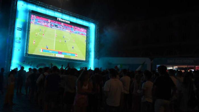 C'&egrave; troppo caldo e la Spagna vieta il maxischermo in piazza: guardate la partita a casa 