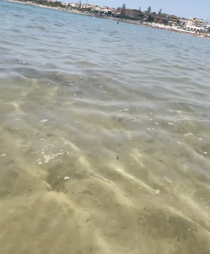 Marina di Modica, ci risiamo: riparte l'estate e torna la segnalazione di schiuma nell'acqua