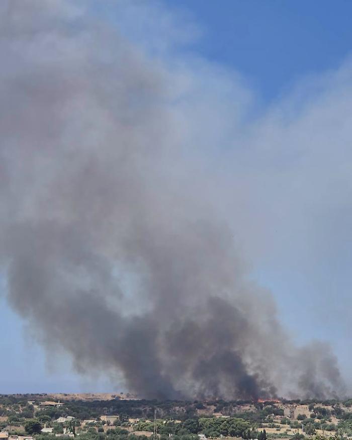 San Vito Lo Capo, il fuoco torna a correre: a Baia Santa Margherita l&rsquo;incendio sfiora le case e riapre la ferita del Trapanese