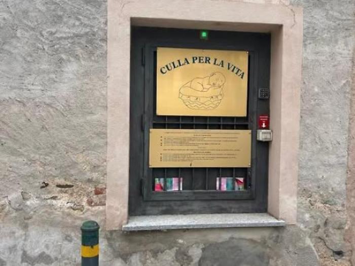 Il miracolo nella notte di Giaveno: neonato salvato nella Culla per la vita 