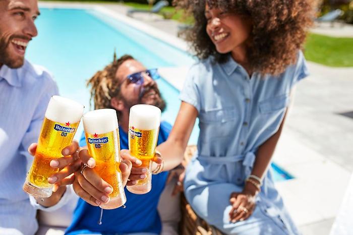 Buona, versatile e "cool": il grande riscatto della birra senza alcol che ha conquistato la generazione Z