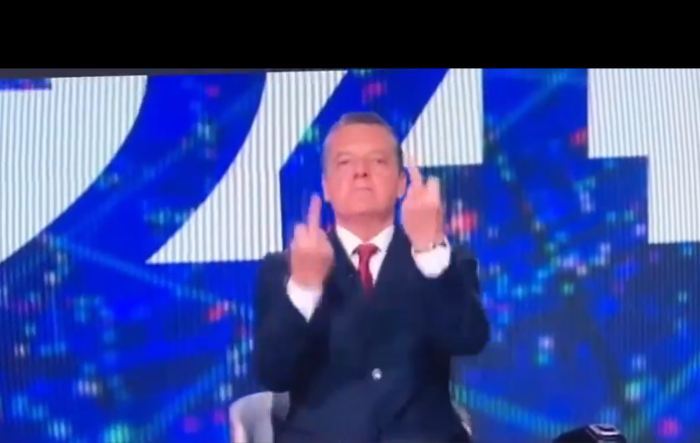 Il dito medio in diretta ma non sa di essere in onda: bufera a RaiNews24