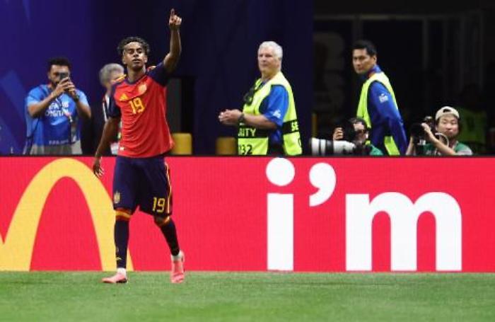 Feliz cumplea&ntilde;os, la Spagna festeggia con quattro reti e una vittoria il suo ct de la Fuente
