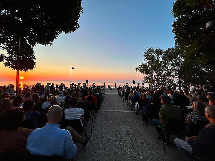 Alba, De Andr&eacute; e la citt&agrave; in musica: il concerto del solstizio accende Villa Belvedere ad Acireale