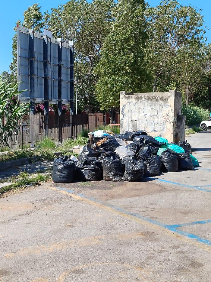 Spazio di via Galatea pochi accessi in auto gli stalli sono occupati dall&rsquo;immondizia