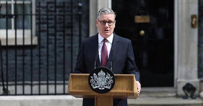 Keir Starmer si dimette da leader dei Labour e da primo ministro britannico. Farage attacca: &laquo;Elezioni subito&raquo;