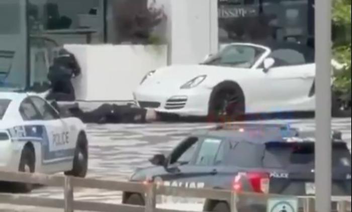 Terrore a Montreal in un video: sparatoria tra i negozi, uccisi un poliziotto e un passante, l'attentatore abbattuto