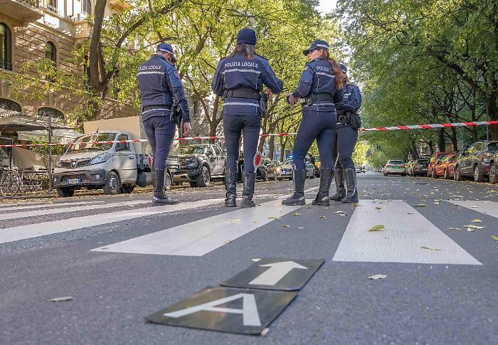 Agente della polizia locale muore a Milano durante un inseguimento: ricerche per un'Audi Q7 in fuga