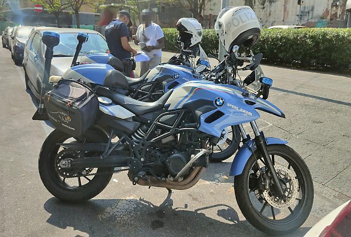 Beccato fuori dai domiciliari tenta di fornire false generalit&agrave;: arrestato un 34enne dopo la colluttazione con i poliziotti