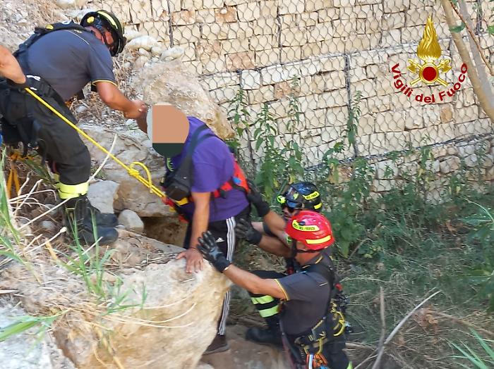 Paura a Scicli, scivola in una scarpata: recuperato dai vigili del fuoco