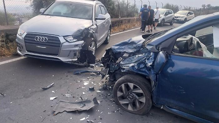 A Belpasso, scontro tra due auto: ferita una giovane 