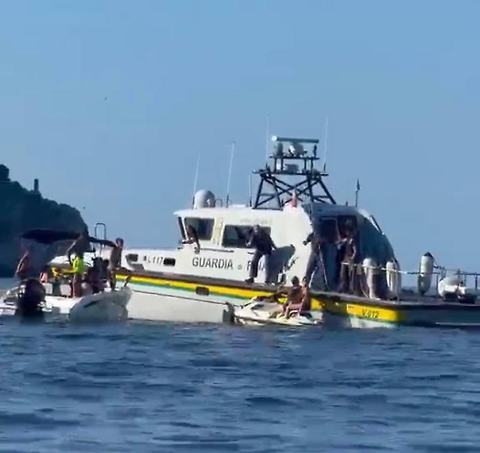 Aquascooter contro le fiamme gialle,  i finanzieri: "Tentativo di abbordaggio per aiutare la fuga, soccorsa una donna incinta"