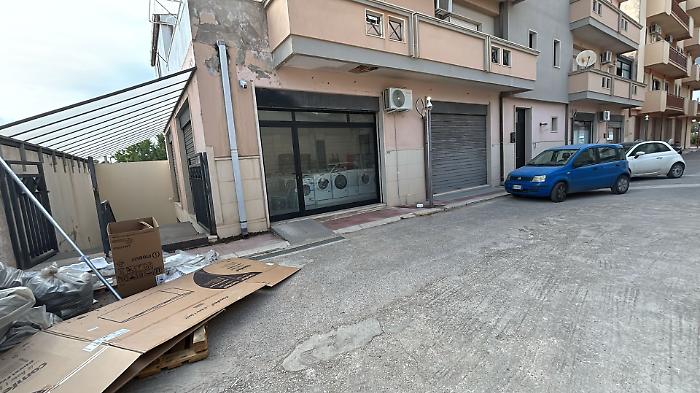 Audace furto nella notte a Vittoria, rubano in un negozio di elettrodomestici