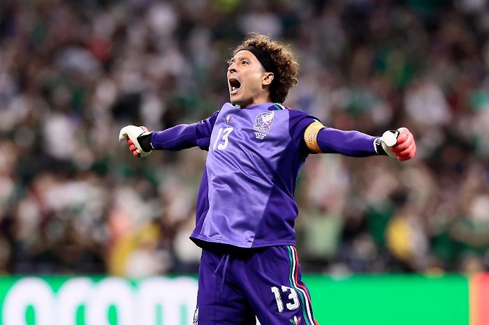 Messico perfetto: 3-0 alla Repubblica Ceca e Ochoa da record nel sesto mondiale