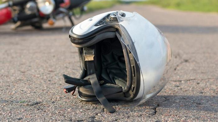 Pozzallo, vola dalla moto. Ma il casco gli salva la vita