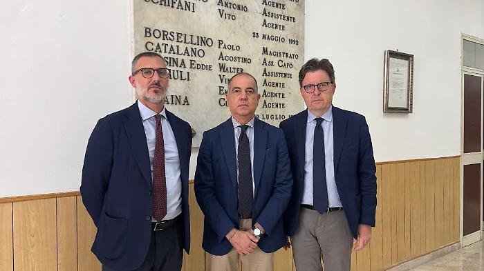 Palermo, il Sottosegretario Cannella in visita al Reparto Scorte della caserma Lungaro