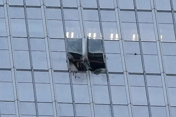  Pechino sotto shock: piccolo aereo centra il grattacielo pi&ugrave; alto della citt&agrave;