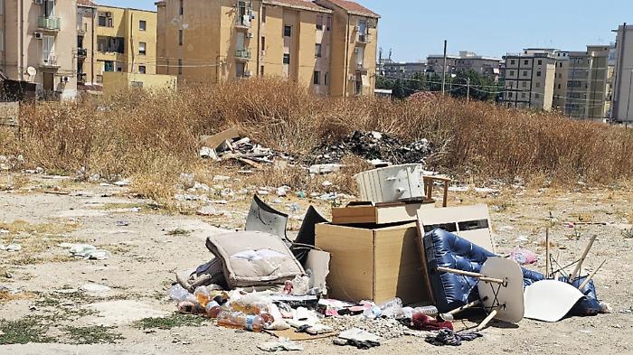 Via Decio Furn&ograve;, viaggio nel degrado: &laquo;Cos&igrave; non si pu&ograve; pi&ugrave; vivere&raquo;