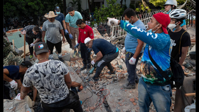 Quasi 36 ore sotto le macerie: estratta viva a La Guaira: "Mi sono aggrappata con tutte le mie forze allo stipite della porta"