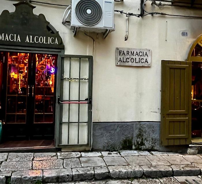 Incendio alla Farmacia Alcolica di via Alloro, misure cautelari per quattro, due in carcere