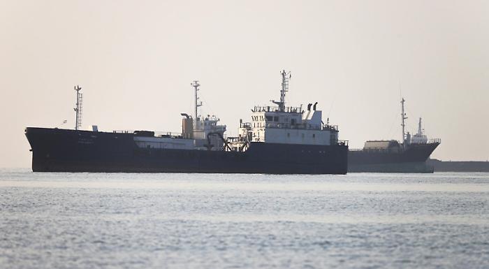 Hormuz, la tregua di carta tra Usa e Iran: droni, smentite e il mondo col fiato sospeso