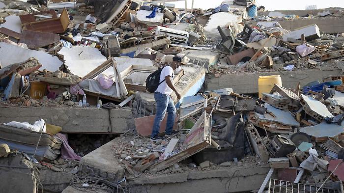 Il bilancio delle vittime sale ancora: 589 i morti e quasi mila feriti