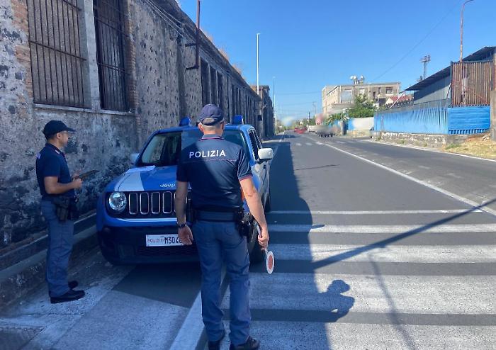 La barberia era  nel vano scala a Librino: scoperta e sequestrata dalla Polizia