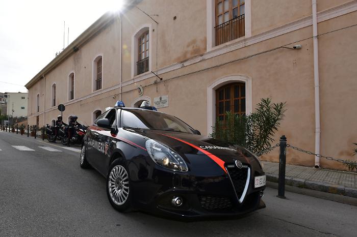 Mandavano le figlie a comprare vestiti con i soldi falsi, genitori denunciati a Castelbuono