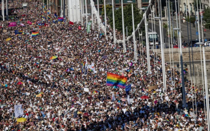 Pride fra tensioni politiche e ondata di caldo: Budapest sfila, Parigi e Lione rinviano