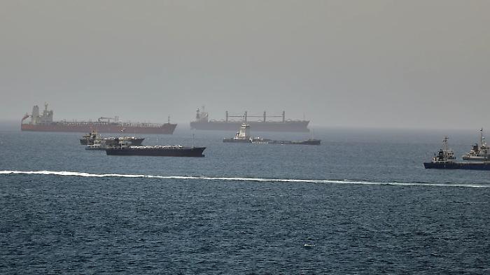 Cessate il fuoco nello stretto di Hormuz: Usa e Iran sospendono gli attacchi in vista del vertice di Doha