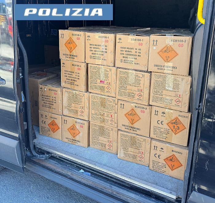 Una tonnellata di materiale pirotecnico in un furgone preso a noleggio: Polizia lo intercetta lungo la Tangenziale