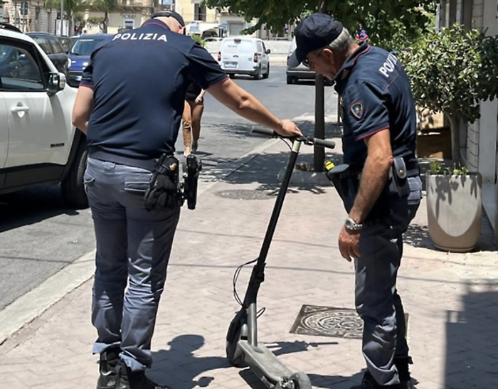 Ragusa, sfugge con il monopattino all'alt della polizia: denunciato
