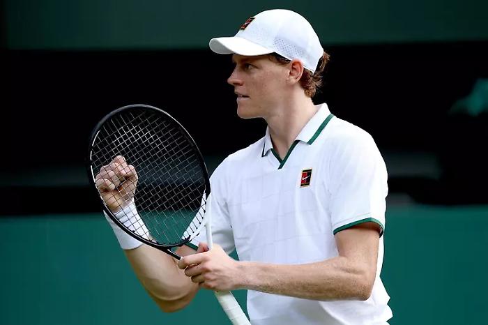 Sinner top al quinto: rimonta da brividi e paura a Wimbledon contro Kecmanovic